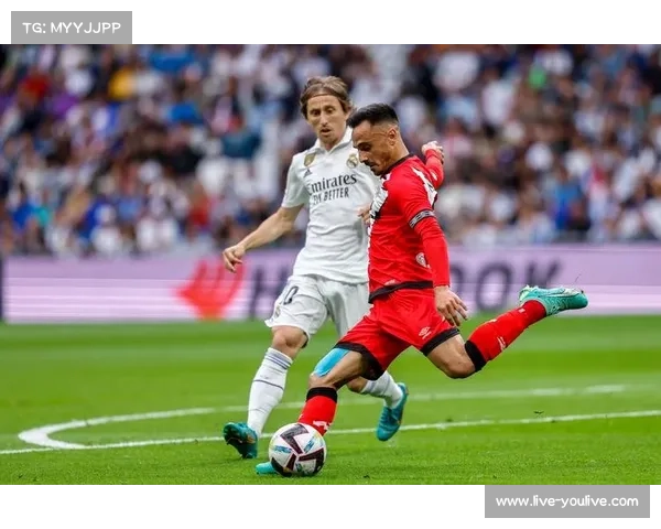 巴列卡诺门将巴塔拉5次扑救，力保球门不失逼平皇马